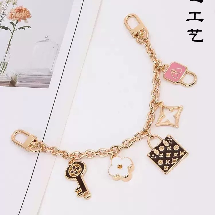 اکسسوری فرمون و اویز آینه ماشین طرح لوئی ویتان🥹🎀