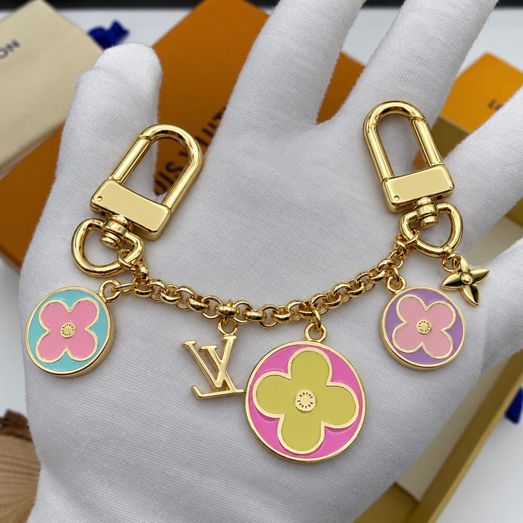اکسسوری و آویز کیف لویی ویتان؛ شیک و خاص 👜✨💖