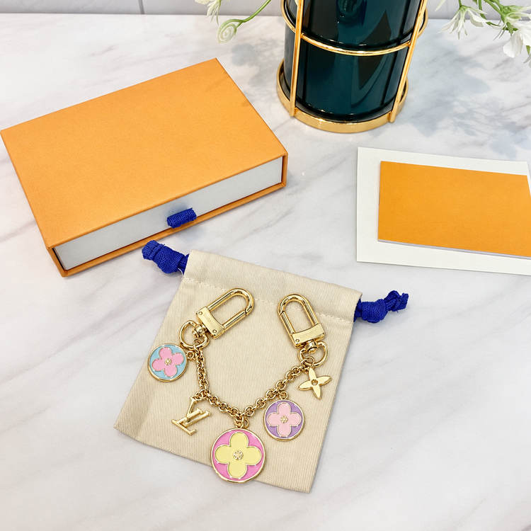 اکسسوری و آویز کیف لویی ویتان؛ شیک و خاص 👜✨💖
